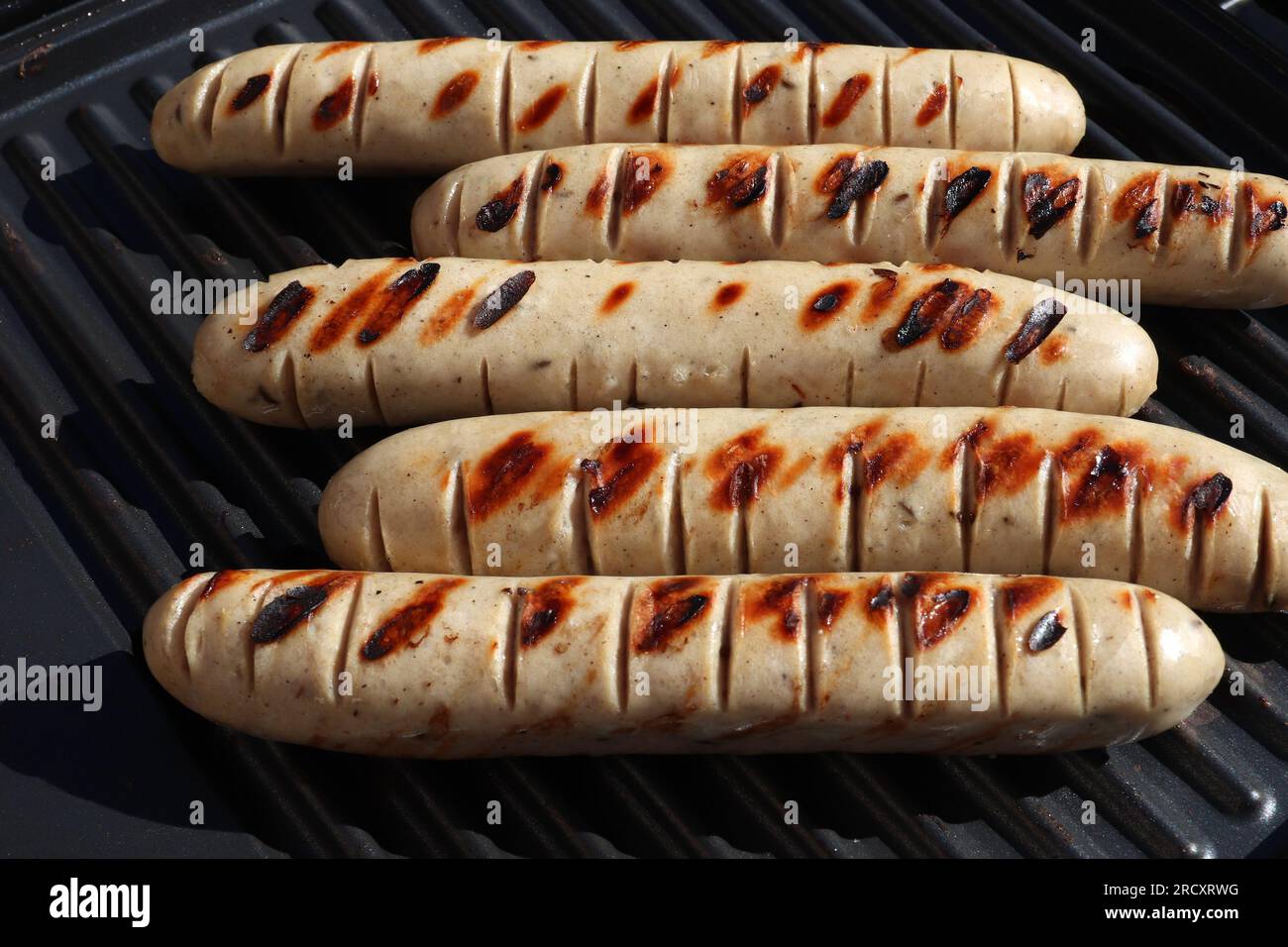 Deutsches Essen. Thüringer Weißwurst auf einem Barbecue. Thüringer Region in Deutschland. Geschützte geografische Angabe Stockfoto