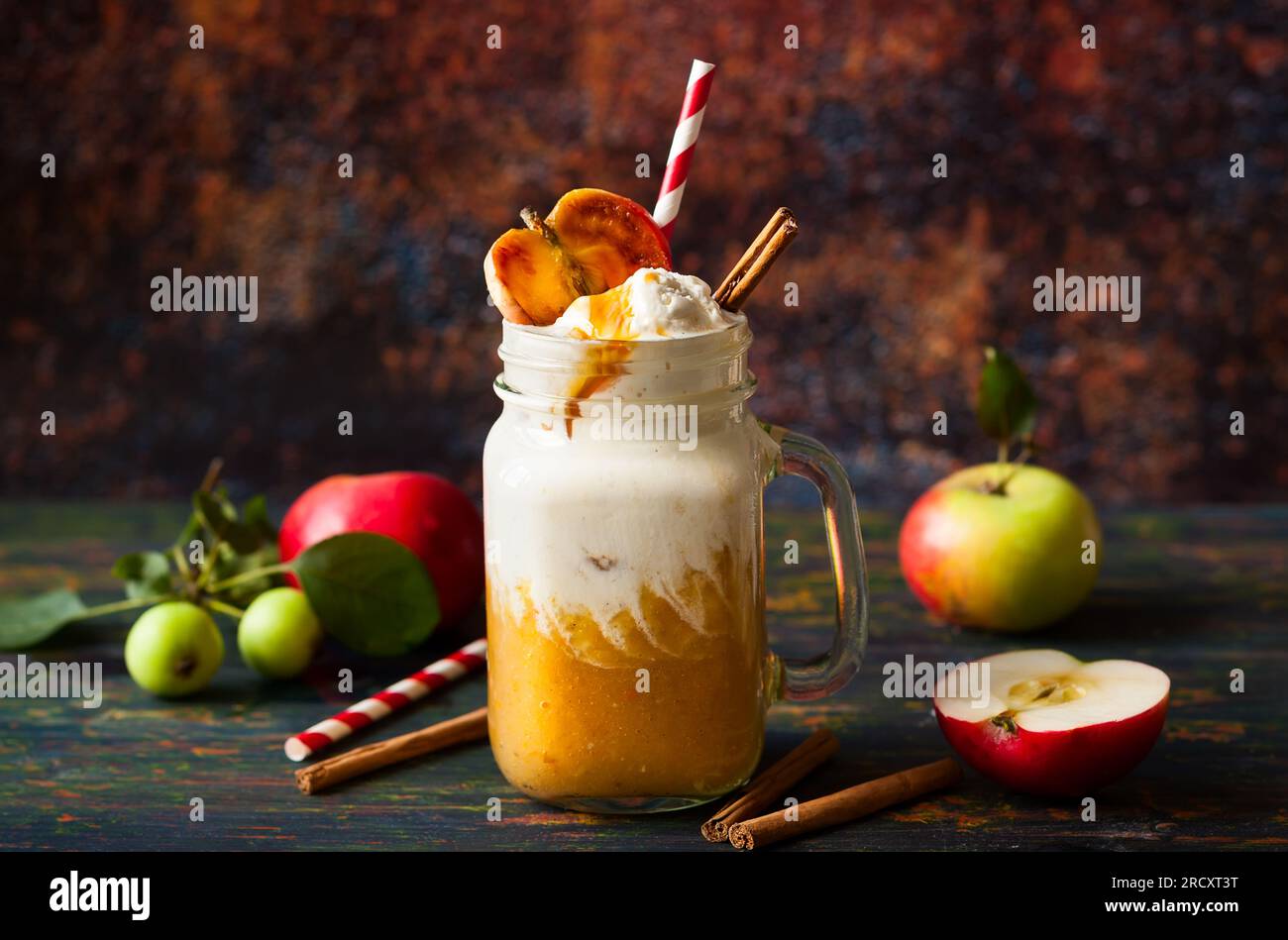 Apfelwein mit Karamellsauce und Zimtstäbchen Stockfoto