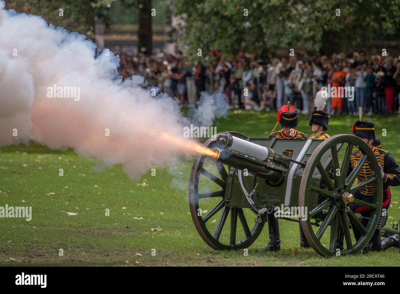 Green Park, London, Großbritannien. 17. Juli 2023. Die königliche Pferdeartillerie feuert mittags mit Musik der Band der Coldstream Guards einen königlichen Salut mit 41 Pistolen ab, um den Geburtstag Ihrer Majestät der Königin zu feiern. Dies ist der erste offizielle Geburtstagsgruß für Ihre Majestät Königin Camilla, seit sie Königin wurde. Kredit: Malcolm Park/Alamy Live News Stockfoto