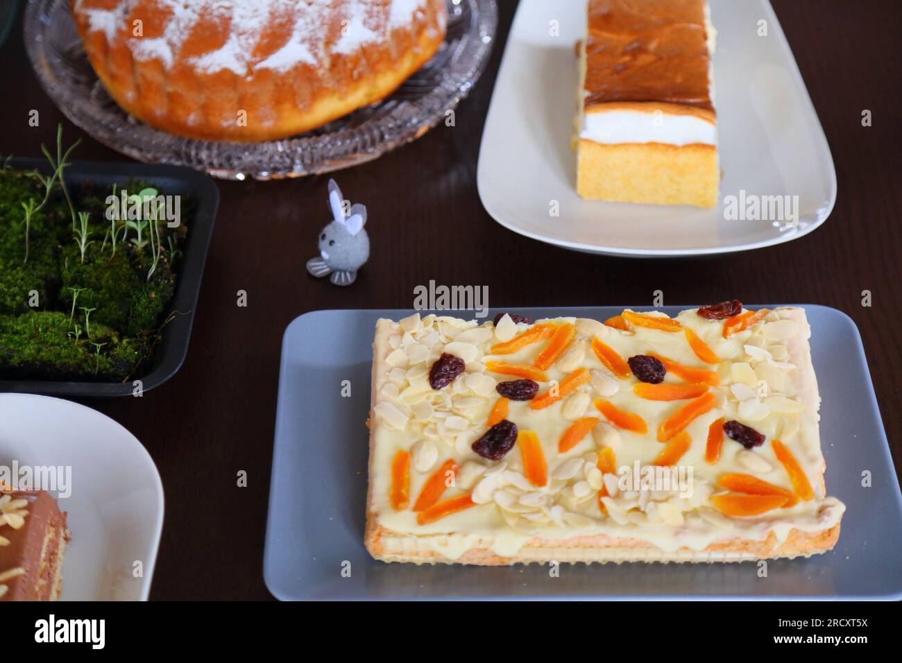 Osterkuchen-Tisch in Polen. Ostergebäck: mazurek-Kuchen mit Mandeln und Aprikose. Ostern in Polen - Wielkanoc. Stockfoto