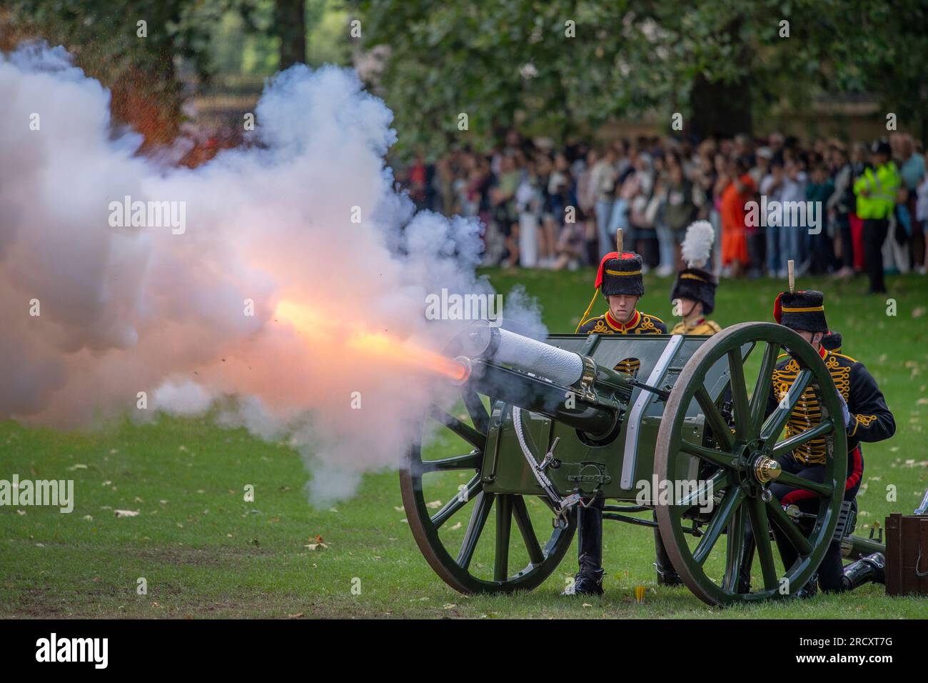 Green Park, London, Großbritannien. 17. Juli 2023. Die königliche Pferdeartillerie feuert mittags mit Musik der Band der Coldstream Guards einen königlichen Salut mit 41 Pistolen ab, um den Geburtstag Ihrer Majestät der Königin zu feiern. Dies ist der erste offizielle Geburtstagsgruß für Ihre Majestät Königin Camilla, seit sie Königin wurde. Kredit: Malcolm Park/Alamy Live News Stockfoto