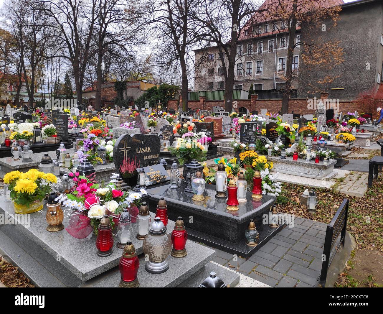 BYTOM, POLEN - 7. NOVEMBER 2021: Kerzen auf den Gräbern auf einem Friedhof in der Woche nach dem Allerheiligen-Tag (Wszystkich Swietych) in Polen. Stockfoto