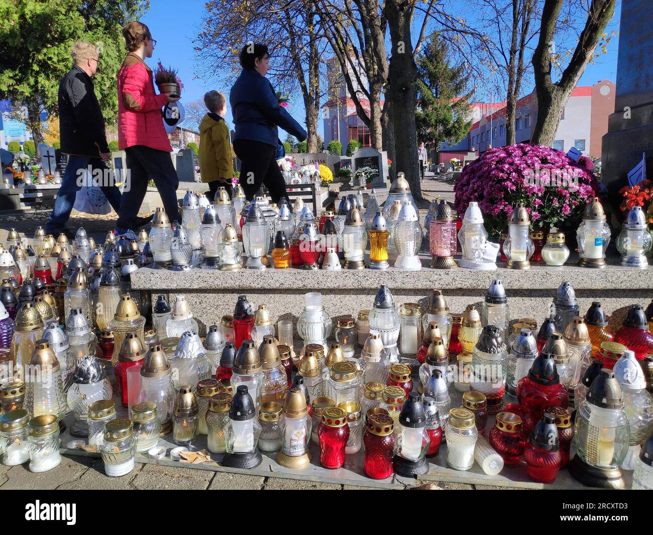 BYTOM, POLEN - 1. NOVEMBER 2021: Menschen besuchen die Gräber auf einem Friedhof am Allerheiligen-Tag (Wszystkich Swietych) in Polen. Stockfoto