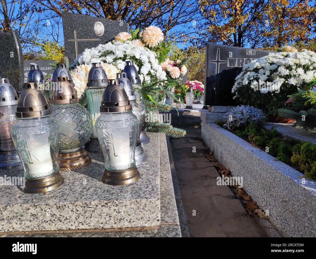 BYTOM, POLEN - 1. NOVEMBER 2021: Kerzen leuchten auf den Gräbern auf einem Friedhof am Allerheiligen-Tag (Wszystkich Swietych) in Polen. Stockfoto
