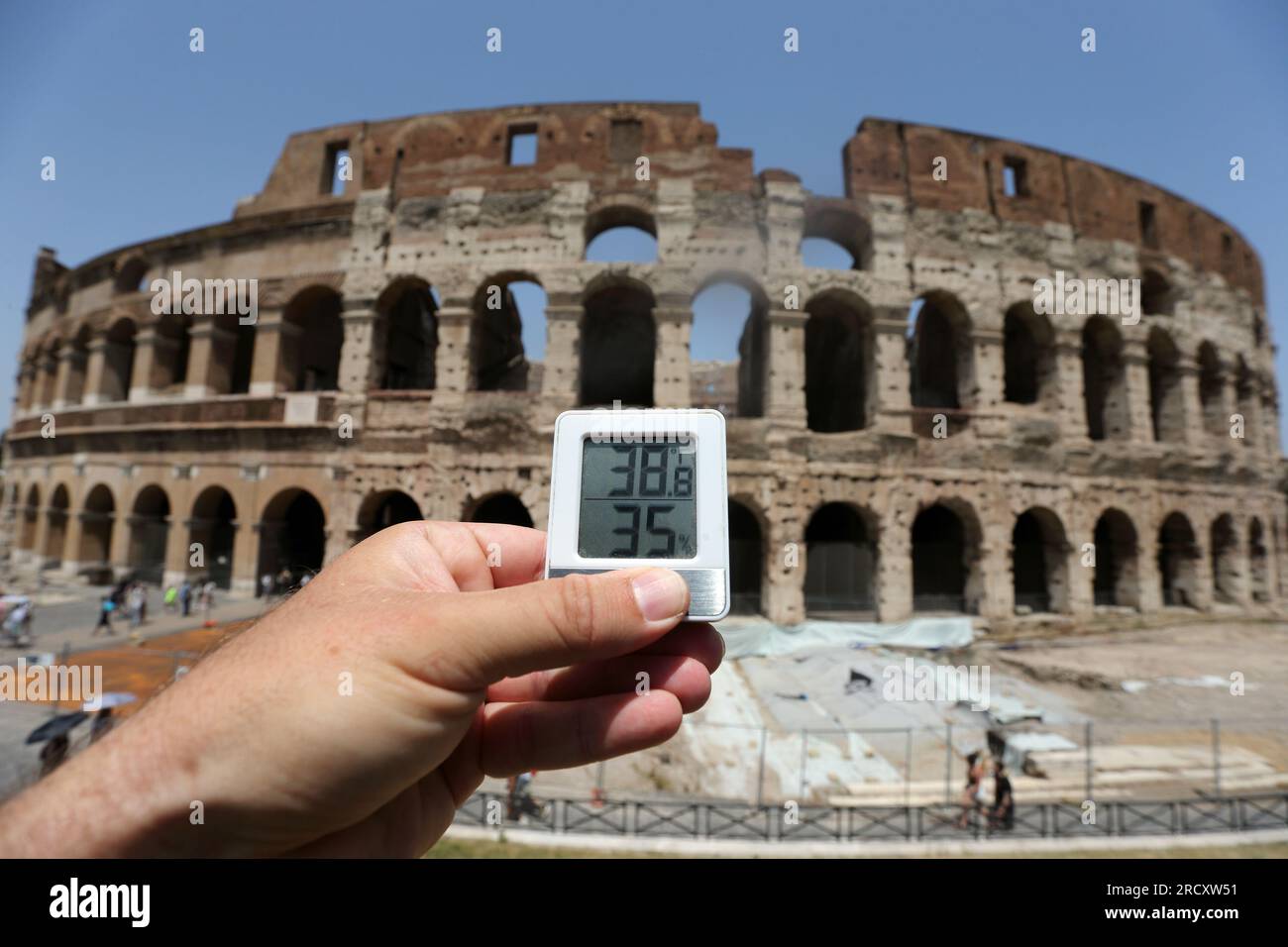 Rom, Italien. 17. Juli 2023. Das Thermometer im Kolosseum zeichnet die Hitze der italienischen Hauptstadt auf und übertrifft 38 Grad Celsius. Rom, Italien. 17. Juli 2023. ANTONIO NARDELLI/ALAMY LIVE NEWS Stockfoto
