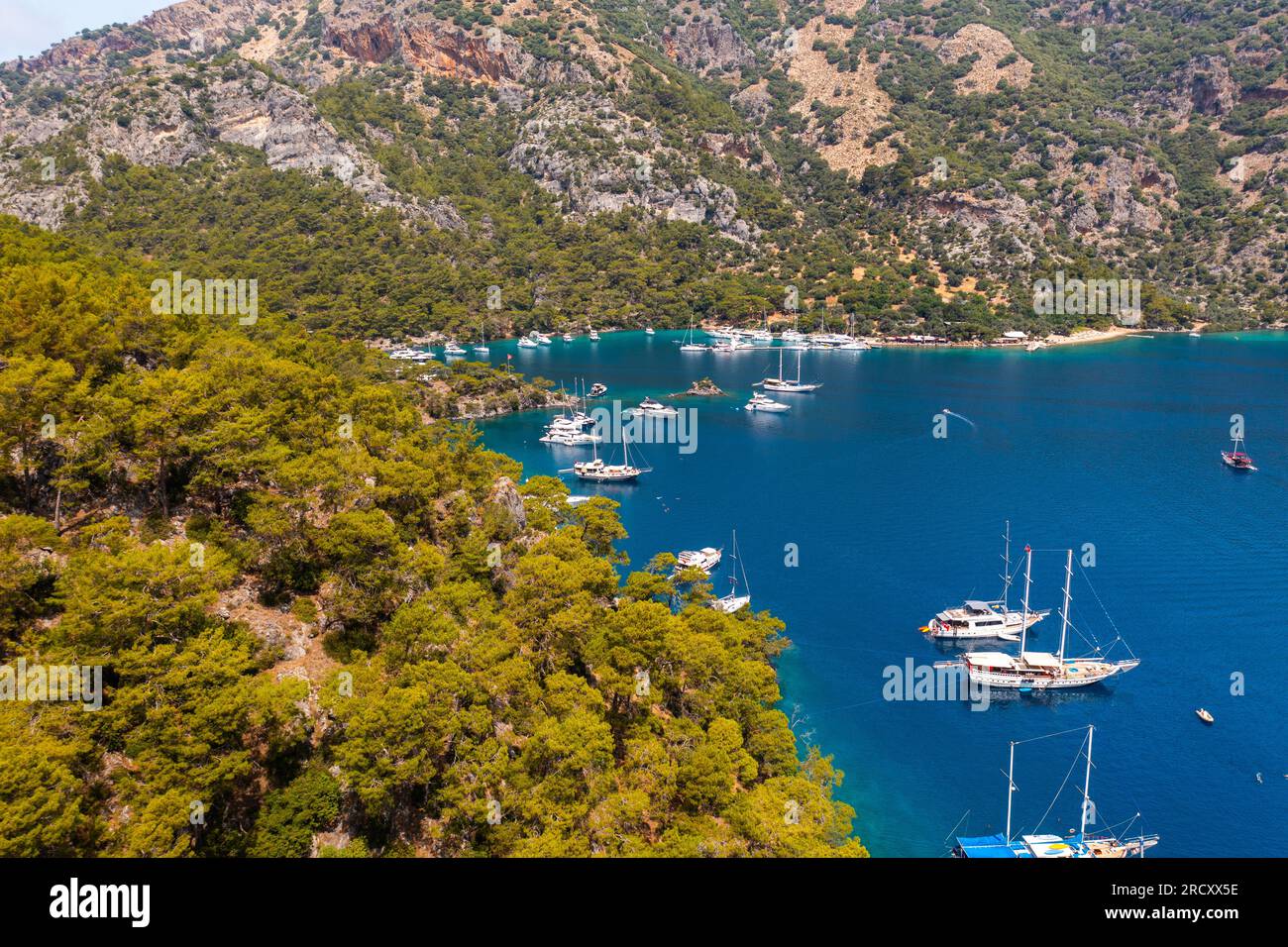 Gocek, Fethiye Muğla, Türkei Eine Segelyacht in Gocek, an der ägäischen Küste der Türkei. Gocek ist bekannt für sein unberührtes türkisfarbenes Wasser und abgelegene Strände. Stockfoto