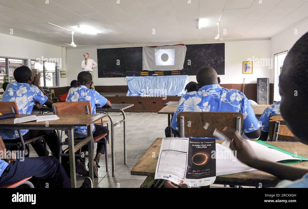 Ein französischer Astrophysiker, der seine Präsentation über die Sonnenfinsternis vor Studenten des Immaculee Conception College in einem Klassenzimmer am 29. Oktober 2013 in Libreville hält Stockfoto