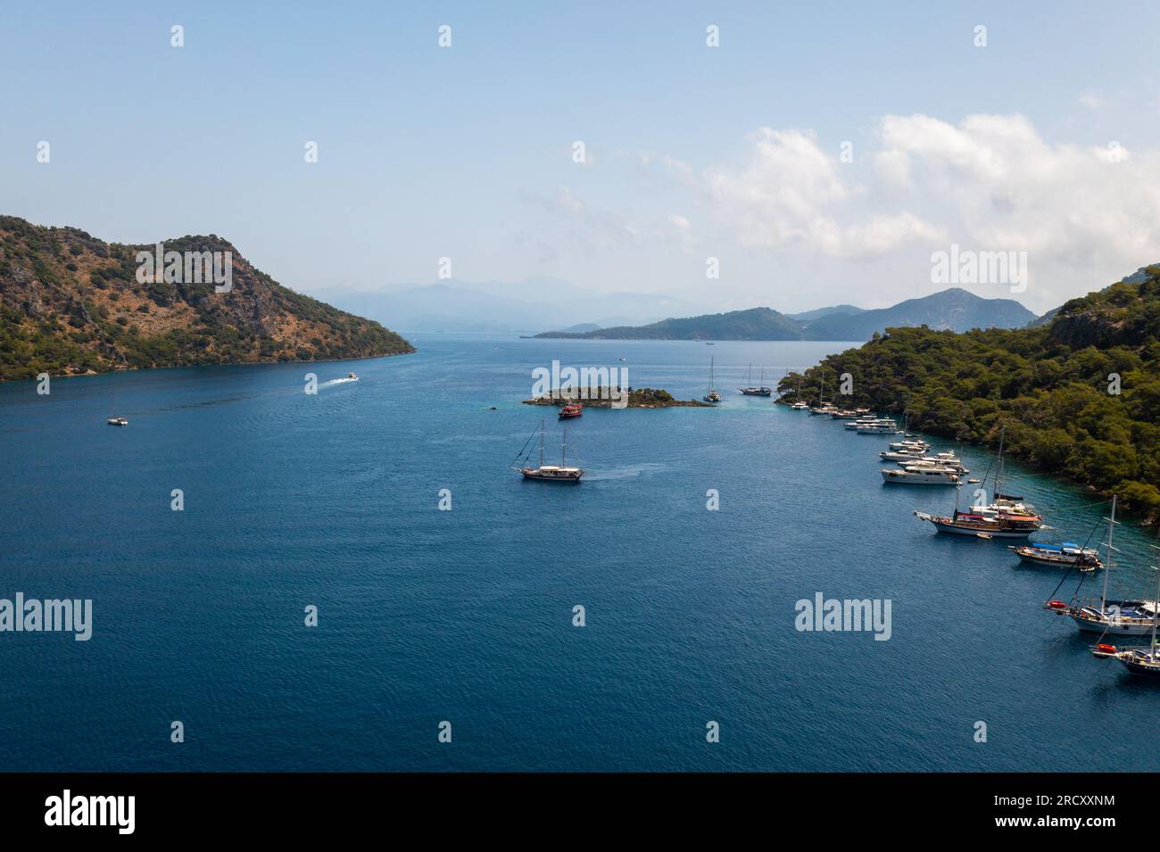 Gocek, Fethiye Muğla, Türkei Eine Segelyacht in Gocek, an der ägäischen Küste der Türkei. Gocek ist bekannt für sein unberührtes türkisfarbenes Wasser und abgelegene Strände. Stockfoto