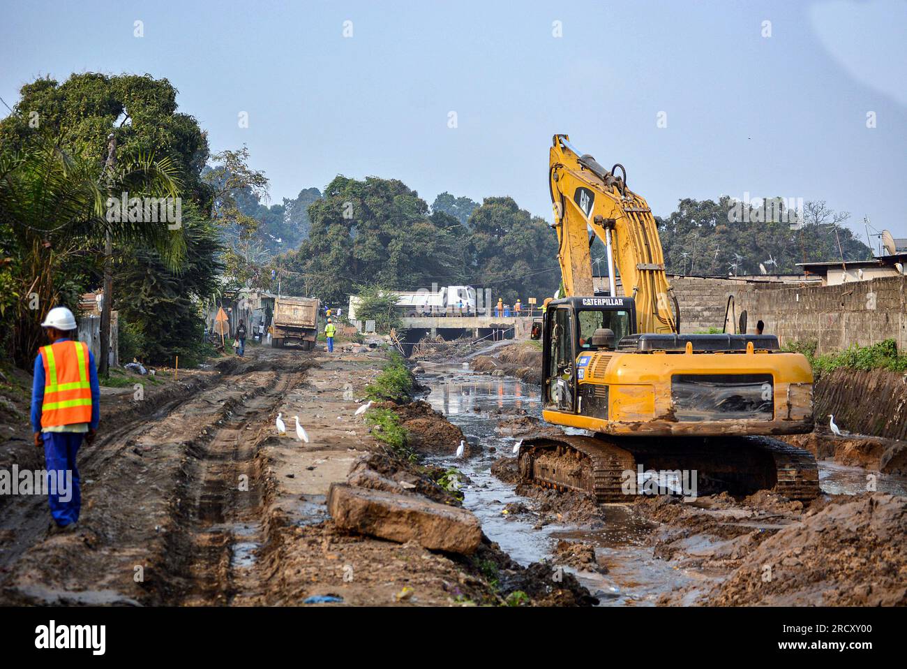 Reinigung einer verstopften Lesbe im Bezirk Brazzaville, 27. Juli 2016. Der Klimawandel und die mangelnde Achtung der Umwelt führen bei starken Regenfällen zu Überschwemmungen. Stockfoto