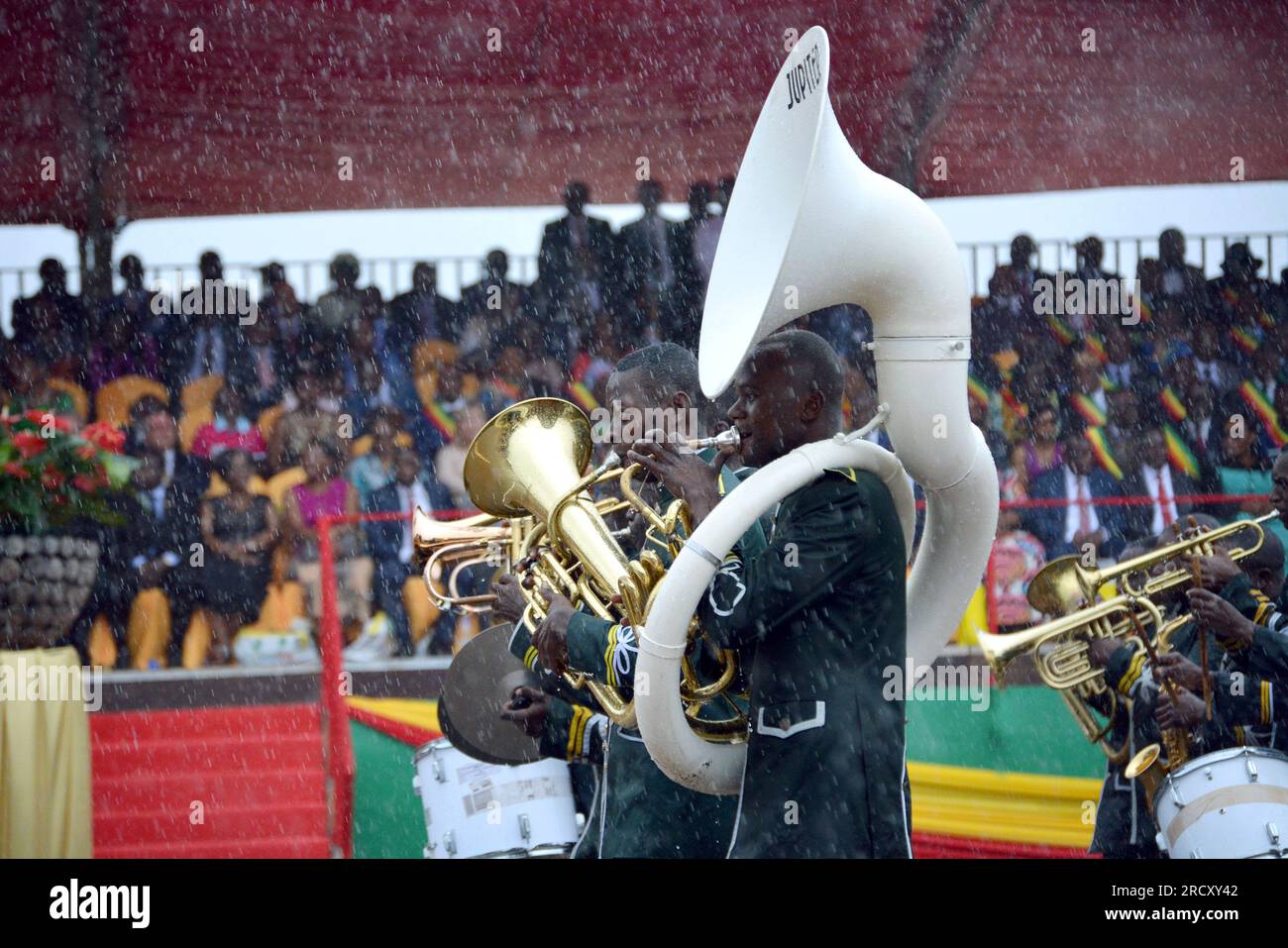 Zwei Musiker der kongolesischen Armee-Blaskapelle im Regen während der Parade zur Erinnerung an die Unabhängigkeit des Kongo, 15. August 2015 Stockfoto