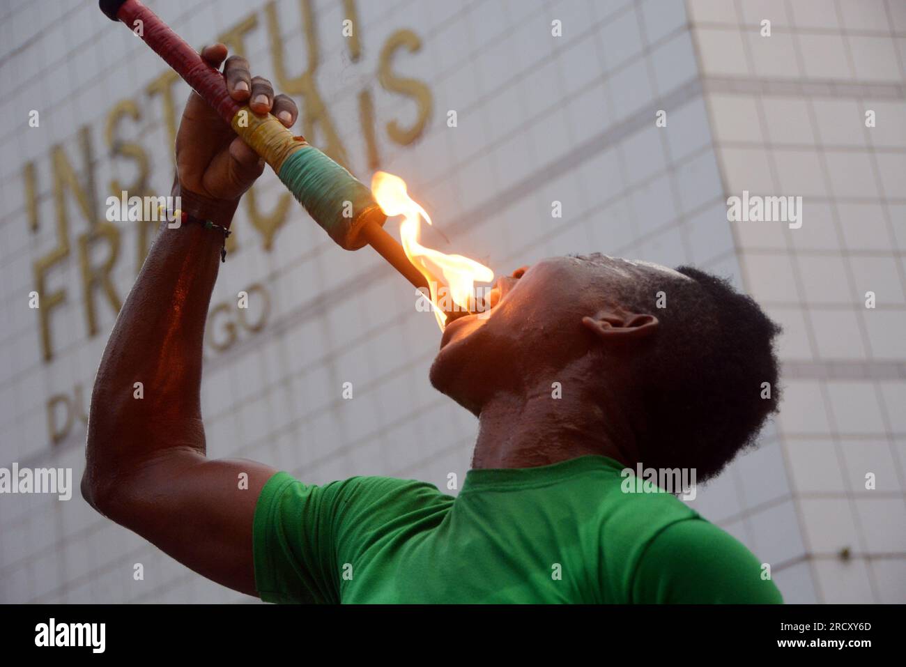 Ein kongolesischer Künstler, ausgestellt während einer Demonstration in Brazzaville am 27. Juli 2017 Stockfoto