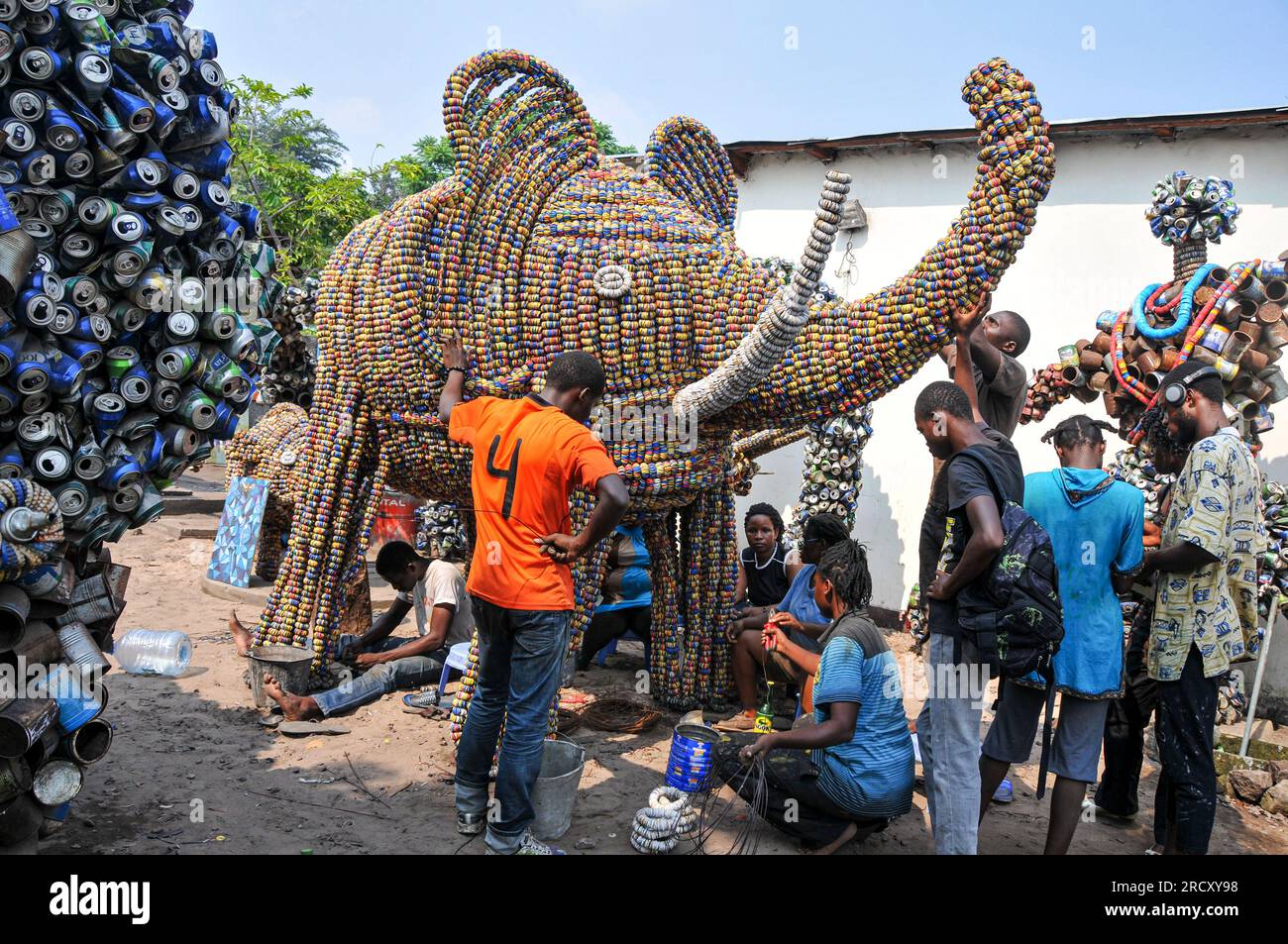 Kongolesische Künstler, die in einem Workshop in Brazzaville am 30. Juni 2015 ein Elefantenwerk skulpturieren Stockfoto