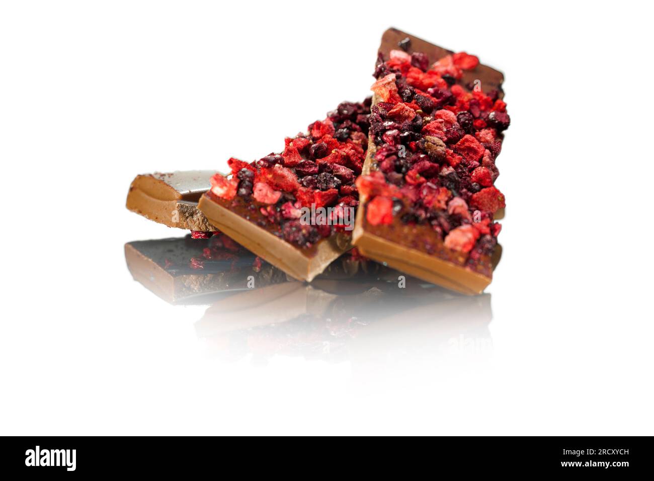 Cranberry-Schokolade mit einem Hauch Cranberry-Früchte. Auf weißem Hintergrund. Drei Stücke Schokolade Stockfoto