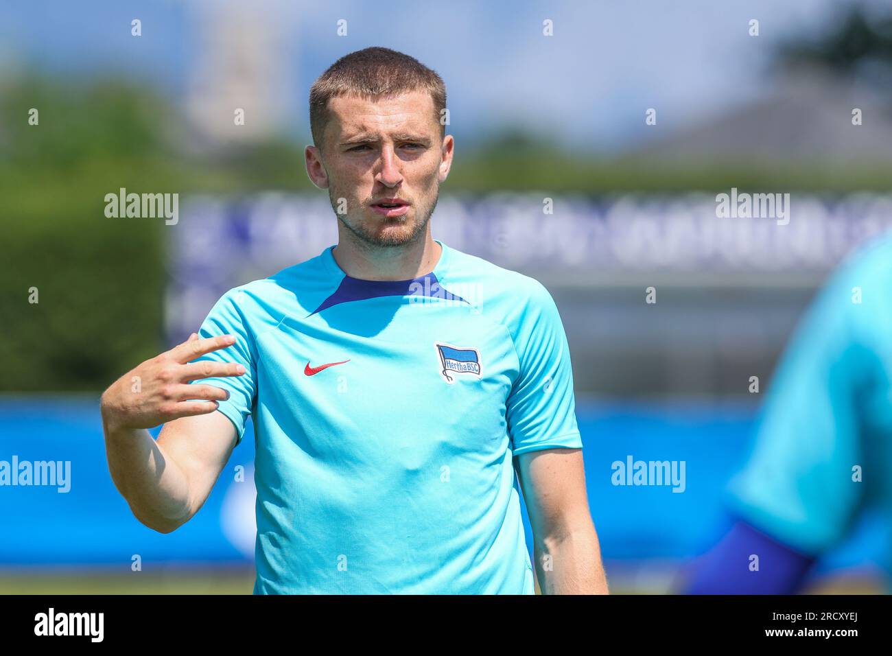 Zell Am See, Österreich. 17. Juli 2023. Fußball: 2. Bundesliga, Hertha BSC Trainingslager, Herthas Jonjoe Kenny gibt seinen Teamkollegen Anweisungen. Kredit: Tim Rehbein/dpa/Alamy Live News Stockfoto