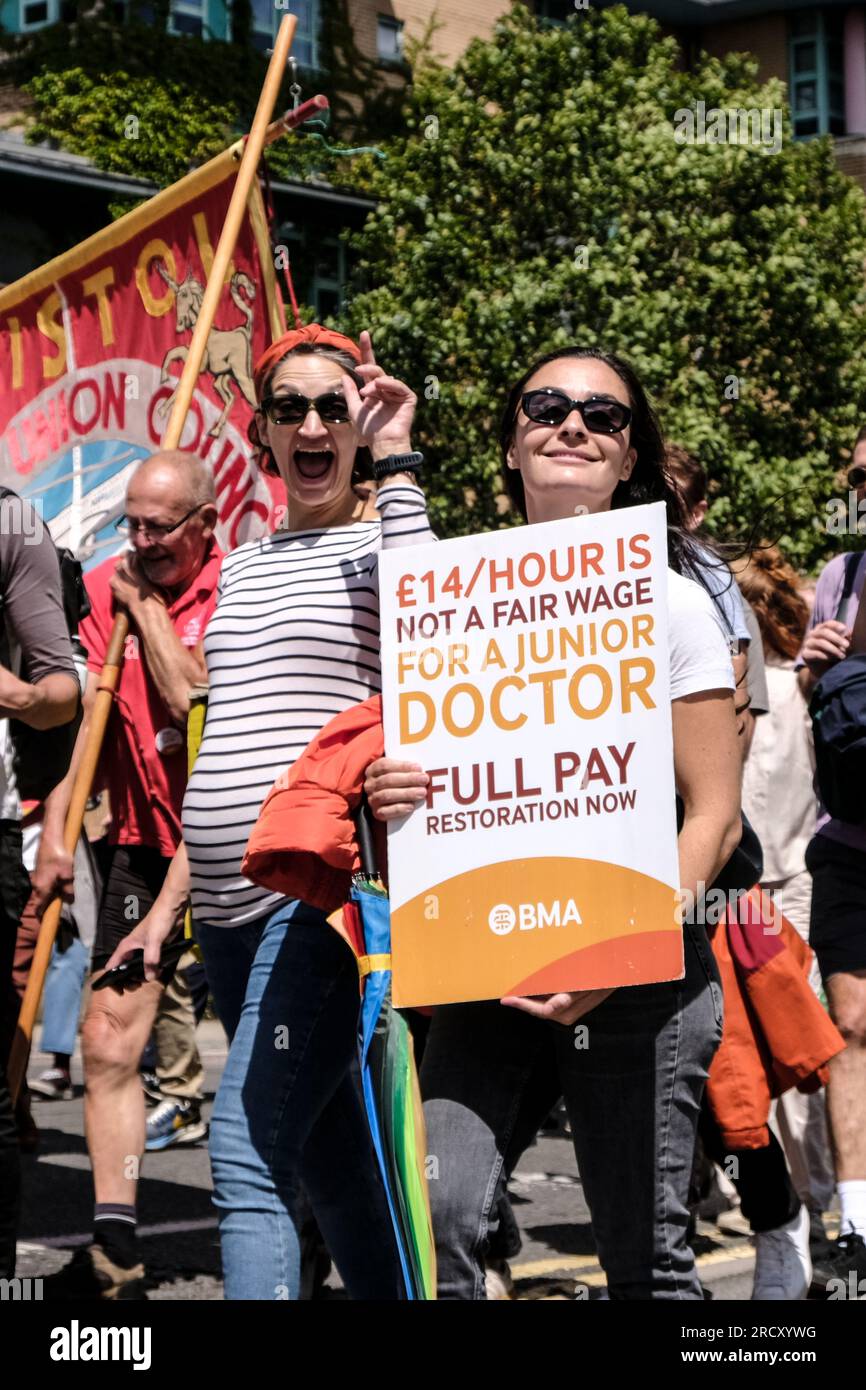 Bristol, Großbritannien. 17. Juli 2023. Junior Doctors marschieren von der Bristol Royal Infirmary, um das Ende der 4. Runde ihres Streiks zu markieren. Die von der BMA und der HCSA unterstützte Arbeitskampagne fördert die Gehaltsforderung des Arztes, die darauf abzielt, Einkommensverluste durch Jahre unter Inflationsniveau wieder herzustellen. Obwohl die Regierung eine Erhöhung um 6,5 % angeboten hat, protestieren die Ärzte immer noch, weil das jüngste Angebot nicht auf ihre Notwendigkeit der Gehaltswiederherstellung eingeht. Kredit: JMF News/Alamy Live News Stockfoto