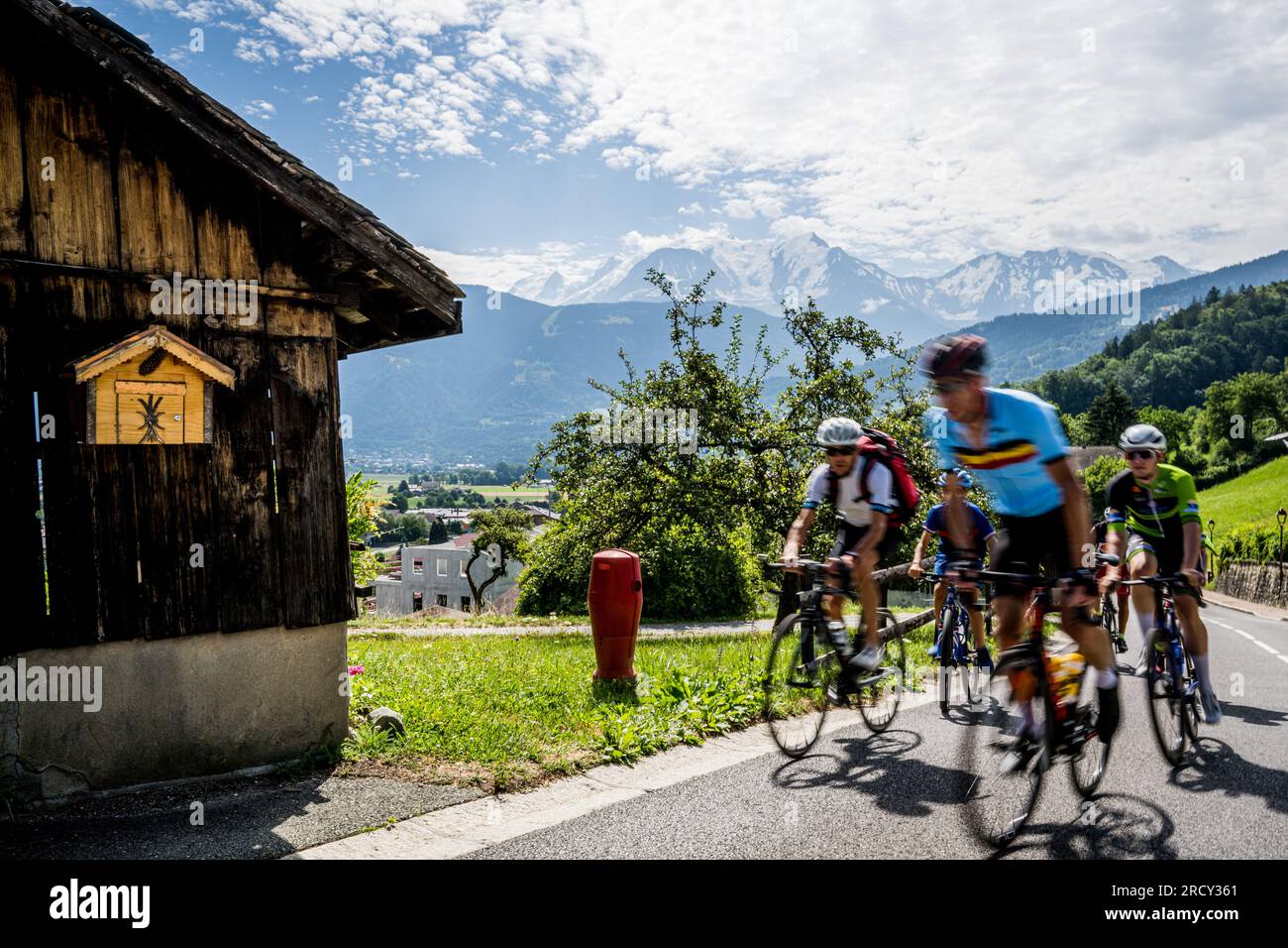 Saint Gervais Les Bains, Frankreich. 17. Juli 2023. Die Abbildung zeigt einen Blick auf den Zeitpfad der 16. Etappe der Tour de France und den Berg „Le Mont Blanc“ im Hintergrund während des zweiten Ruhetages des Radrennen Tour de France in Saint-Gervais-Les-Bains, Frankreich, am Montag, den 17. Juli 2023. Die diesjährige Tour de France findet vom 01. Bis 23. Juli 2023 statt. BELGA FOTO JASPER JACOBS Kredit: Belga News Agency/Alamy Live News Stockfoto