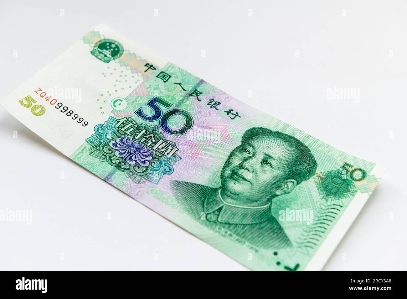 Ein chinesischer 50-Yuan-Schein, isoliert in Weiß. Stockfoto