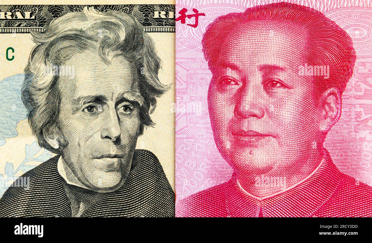 Nahaufnahme einer 20-Dollar-Rechnung und einer chinesischen 100-Yuan-Banknote. Ein Währungskonfliktkonzept. Stockfoto