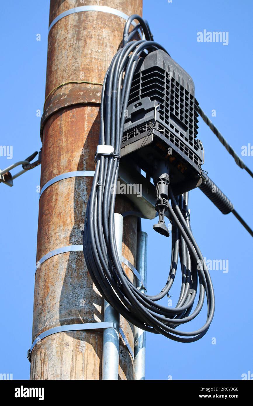 Internet-Router an einem Außenmast mit Kabeln Stockfoto