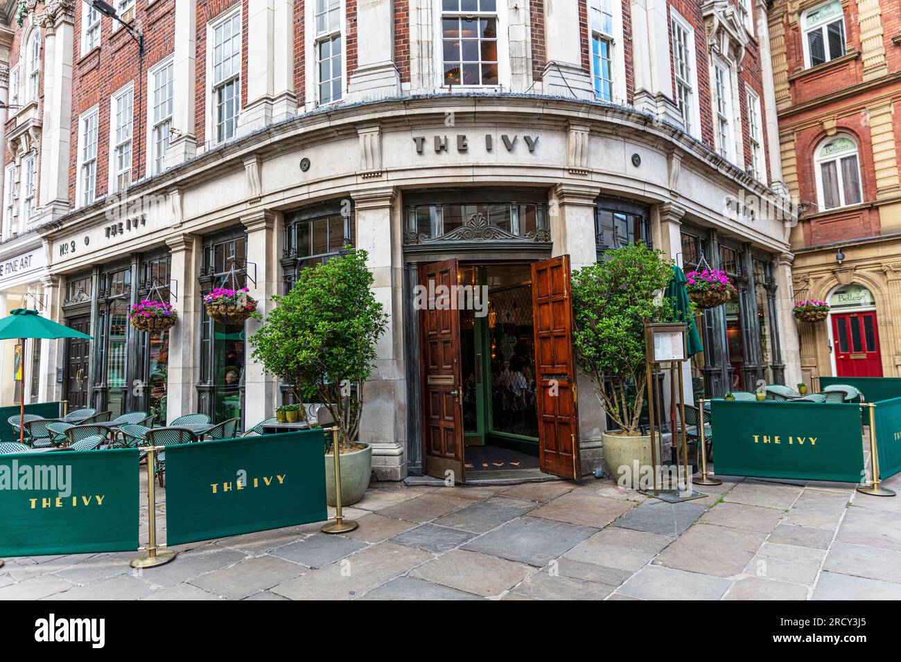 The Ivy York, The Ivy, The Ivy St Helen’s Square in York UK, The Ivy Brasserie, Brasserie, Restaurant, The Ivy Restaurant, York, Esslokale, Esslokale Stockfoto