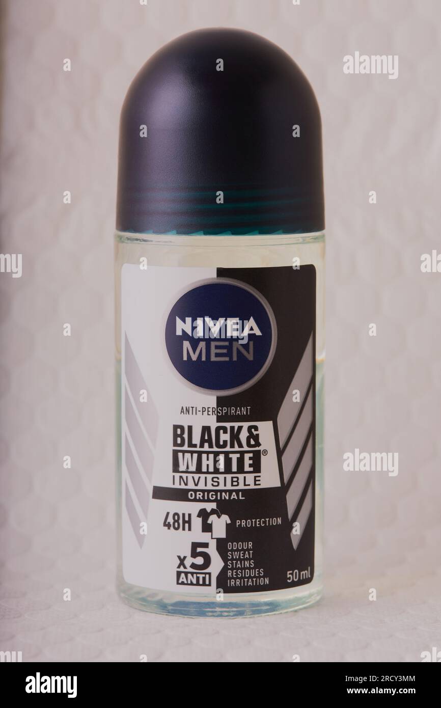 Mansfield, Nottingham, Großbritannien, 13. Juli 2023: Studio-Produktbild des Nivea Men Black & White Deodorants, Nivea ist Eigentum der Beiersdoef Global AG. Stockfoto