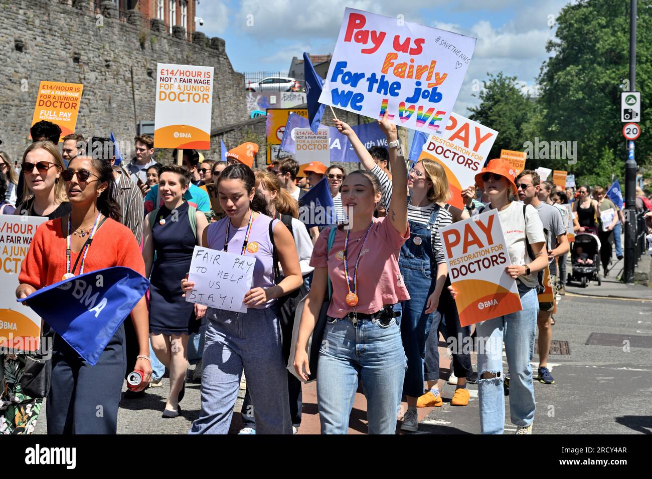 NHS-Juniorarztstreik für gehaltsprotestmarsch in Bristol, England, 17. Juli 2023. Marschieren durch das Stadtzentrum in der Nähe von Bristol Royal Infirmar Stockfoto