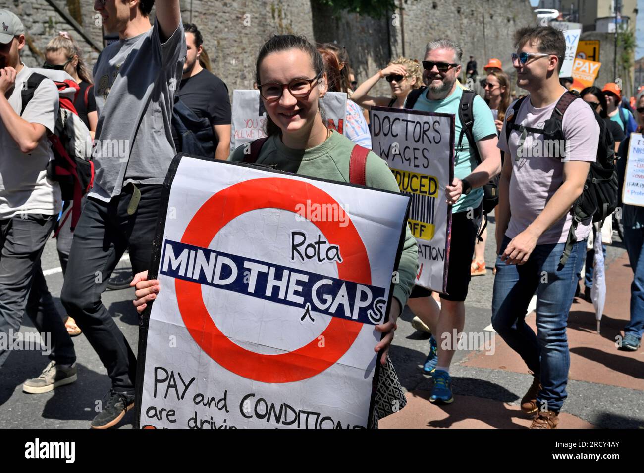 NHS-Juniorarztstreik für gehaltsprotestmarsch in Bristol, England, 17. Juli 2023. Marschieren durch das Stadtzentrum in der Nähe von Bristol Royal Infirmar Stockfoto