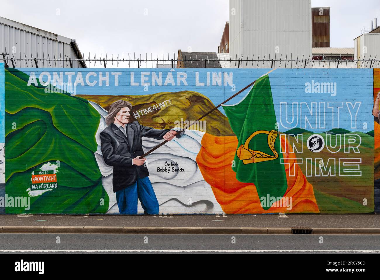 Ein Wandgemälde der Friedensmauer auf der Falls Road von Bobby Sands, ein Märtyrer und Hungerstreiker in West Belfast, County Antrim, Nordirland. Stockfoto