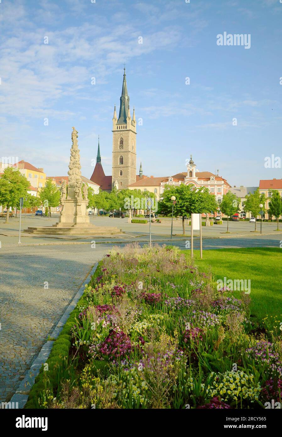 Der Platz Jan Zizka von Trocnov in Caslav ist einer der größten Plätze in der Tschechischen Republik. Es gibt eine Mariensäule, ein Denkmal für Jan Zi Stockfoto