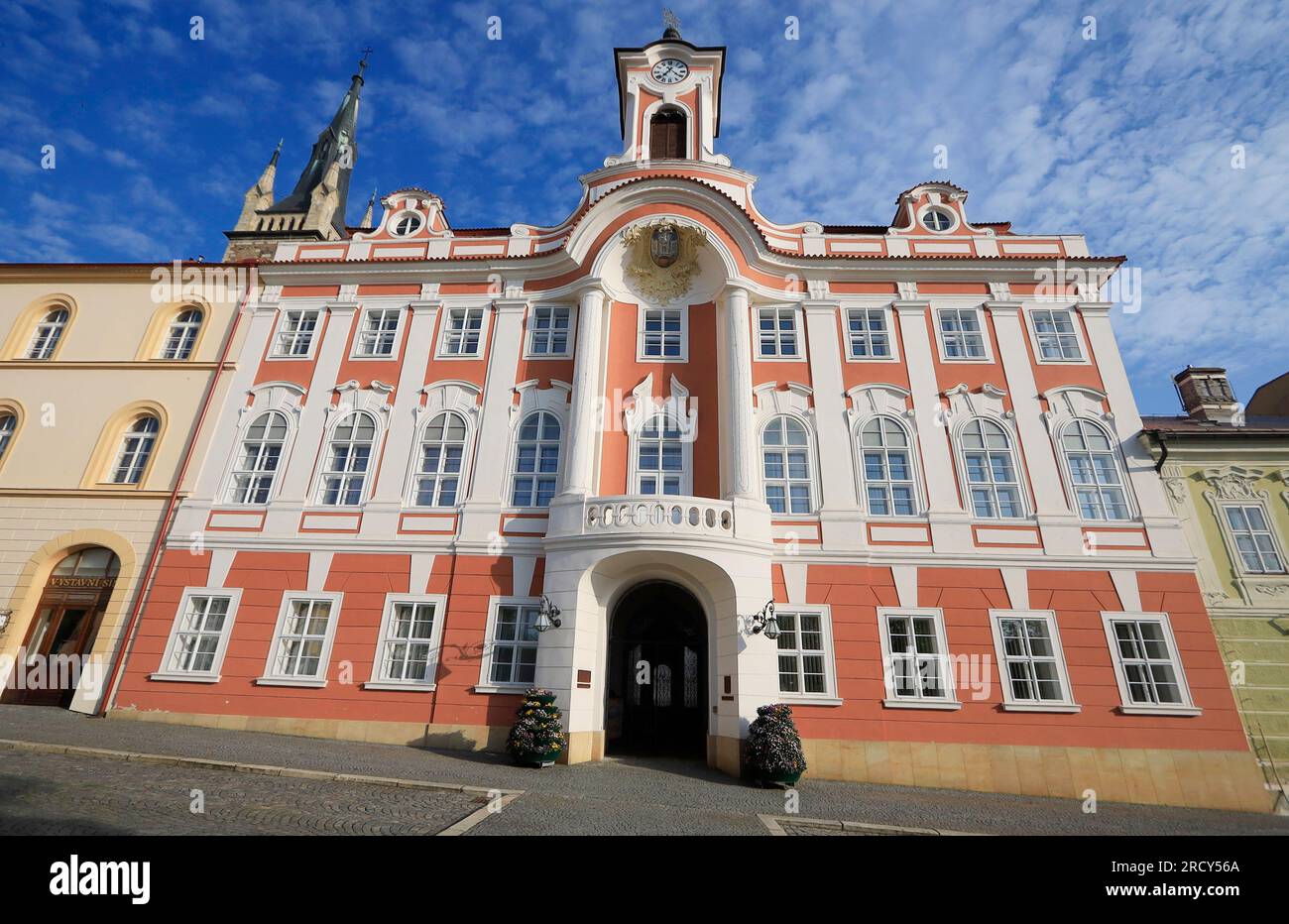 Das barocke Rathaus in Caslav wurde im 18. Jahrhundert von J.J. Wirch entworfen. Im Inneren befindet sich die sogenannte Zizka-Halle. Ansonsten das Stadtbüro und Stockfoto