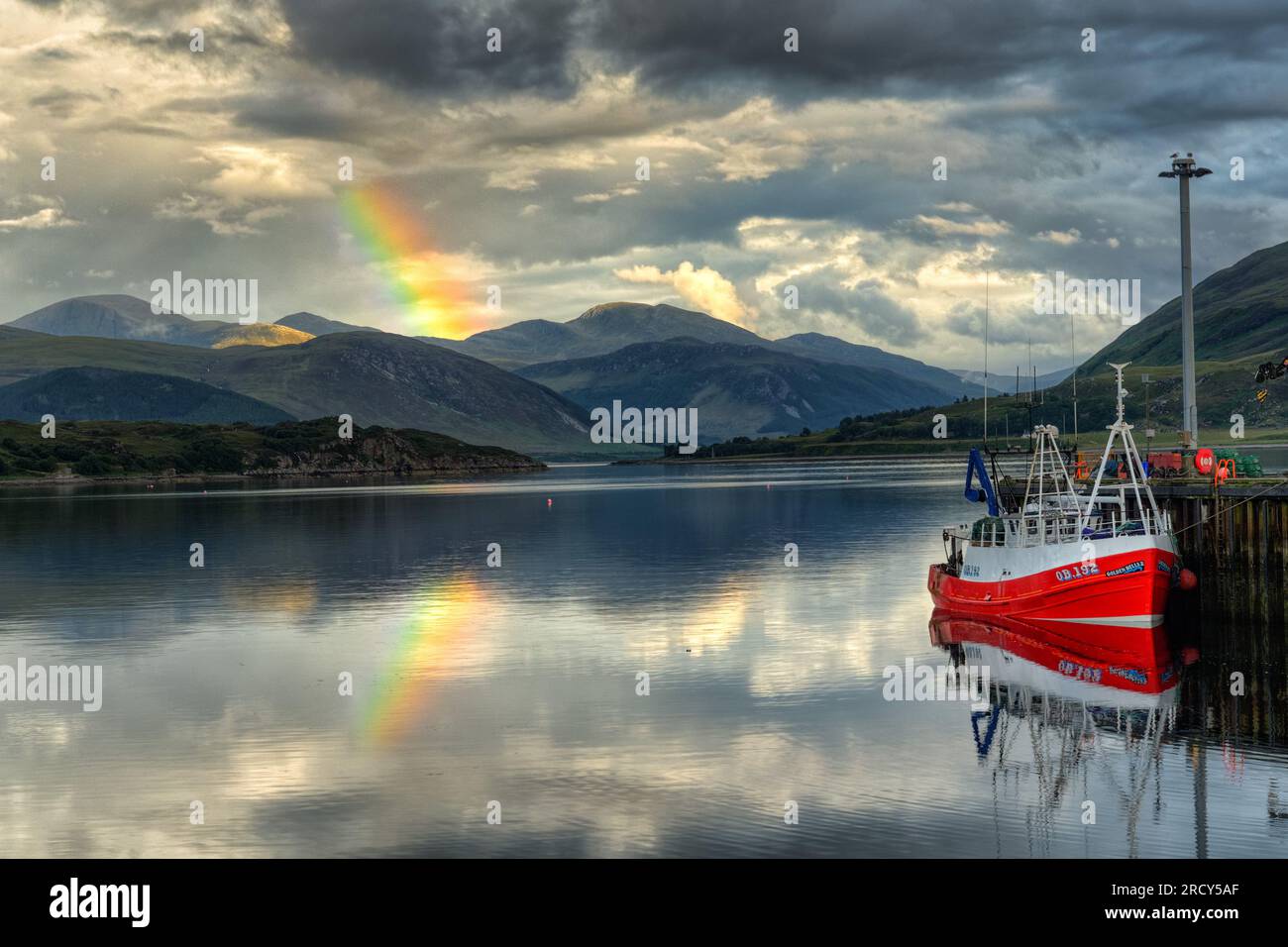 Ullapool in den schottischen Highlands, mit Loch Broom und Suilven Stockfoto