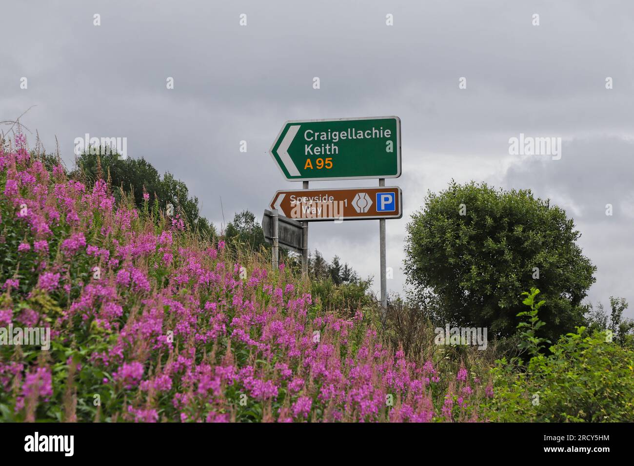 Schild für Craigellachie und Keith an der Kreuzung von A95 und A941 Craigellachie Moray Scotland am 2023. Juli Stockfoto