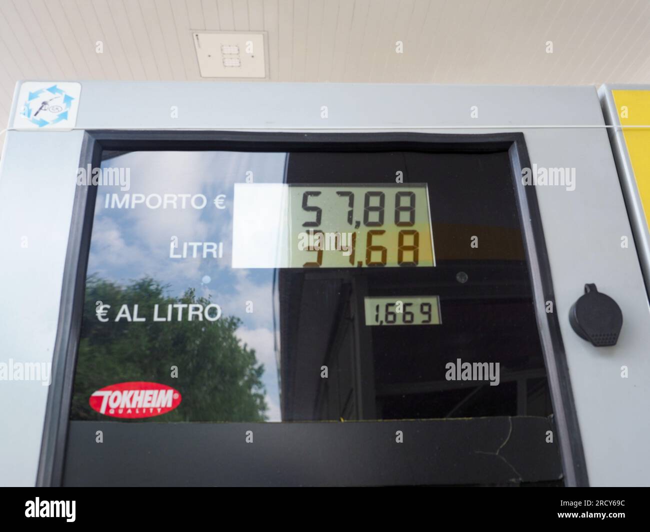 Cremona, Italien - Juli 3 20223 Selbstbedienungs-Benzinpumpe an der italienischen Eni Agip Tankstelle mit Anzeige von Litern, Menge und Litern Kraftstoffpreis Stockfoto
