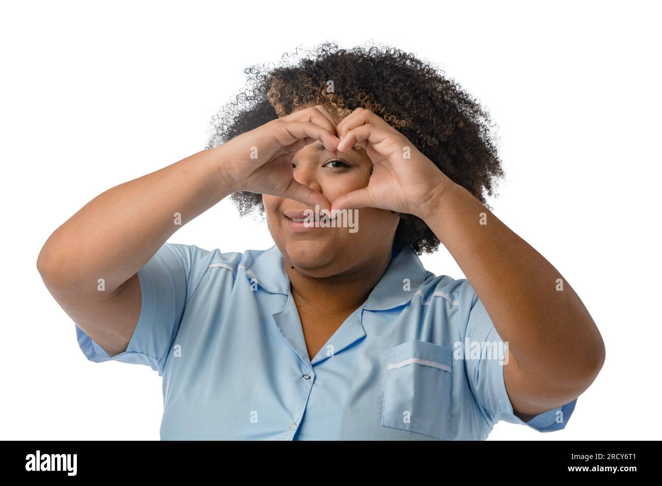 Porträt einer jungen braunen venezolanischen afro-lateinischen medizinischen Frau, die durch ein Herz sieht, was sie mit ihren Händen macht. Weißer Hintergrund, Medizin und Stockfoto