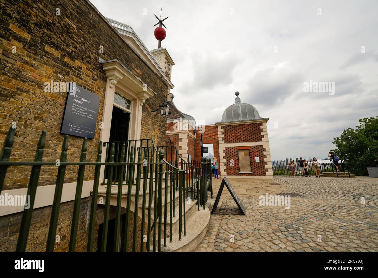 Royal Observatory Greenwich, London. Besucher am Flamsteed House warten, bis der rote Zeitball fällt. Besuchen Sie den Octagon Room, Prime Meridian Line. Stockfoto