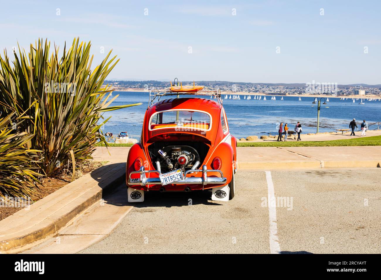 Leuchtend orangefarbener Custom Volkswagen VW Beetle Bug, geparkt am San Carlos Beach, Monterey, Kalifornien, Vereinigte Staaten von Amerika, USA. Stockfoto