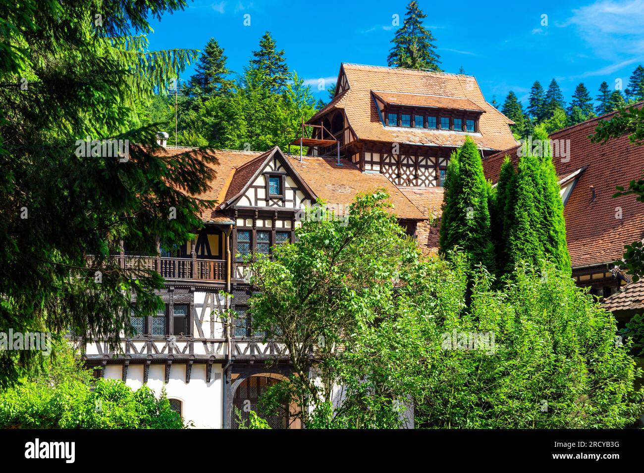 Fachwerkhaus im alpinen Stil am Schloss Peles mit dem Restaurant Carol Gastro Bierhaus in Sinaia, Rumänien Stockfoto