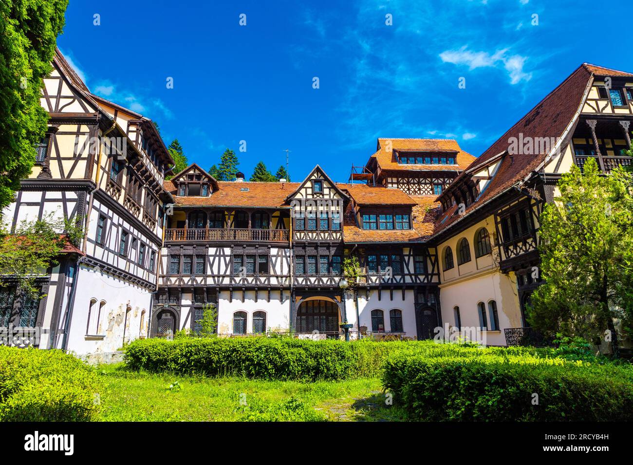 Fachwerkhaus im alpinen Stil am Schloss Peles mit dem Restaurant Carol Gastro Bierhaus in Sinaia, Rumänien Stockfoto