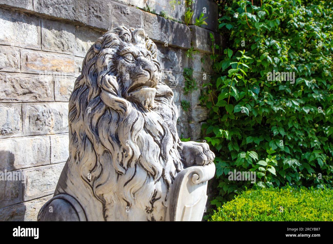 Zierstatue eines Löwen auf Schloss Peles, Sinaia, Rumänien Stockfoto