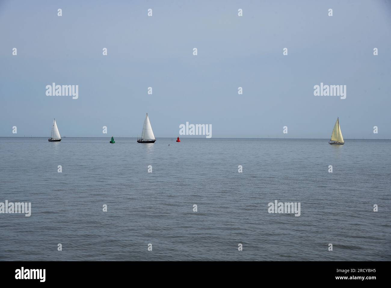 Den Oever, Niederlande. 9. Juli 2023. Segelboote auf dem Wattenmeer. Hochwertiges Foto Stockfoto