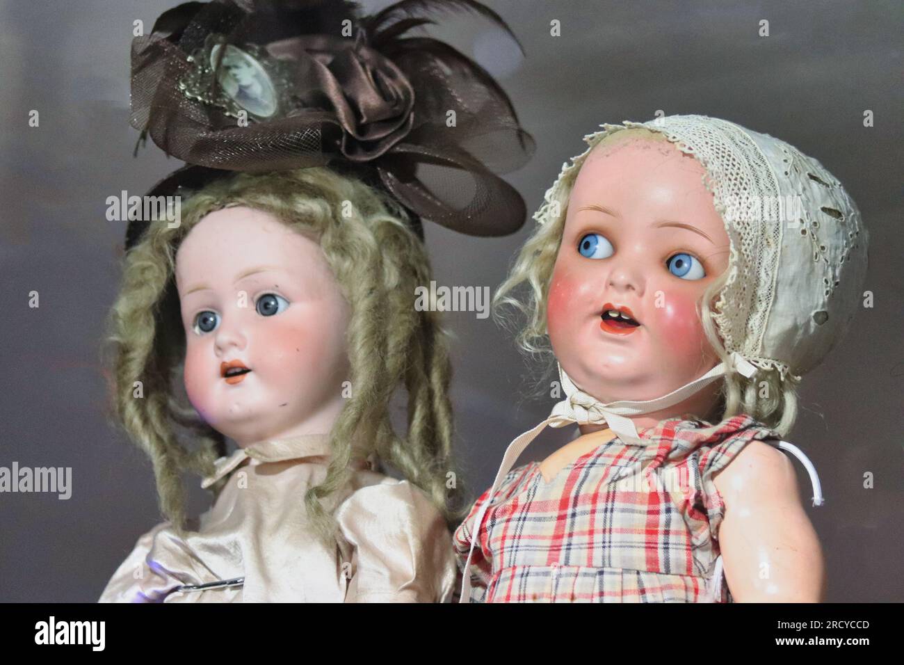 Zwei antike, blonde Porzellanpuppen mit einem ansprechenden und beängstigenden Look Stockfoto