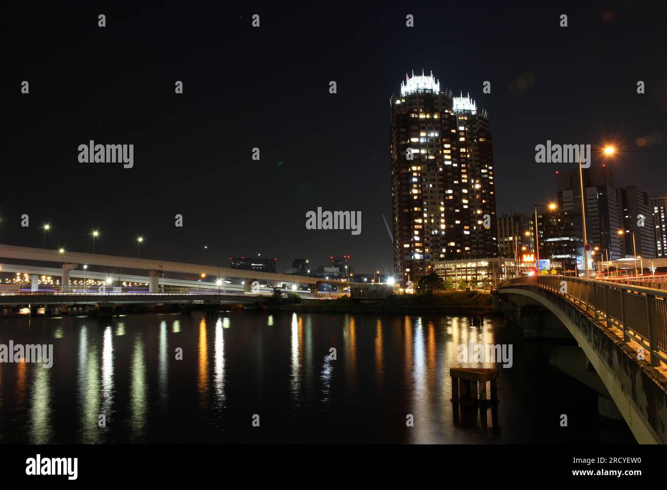 Nachtsicht auf Odaiba Hochhaus-Apartments und Autobahn in Tokio, Japan Stockfoto