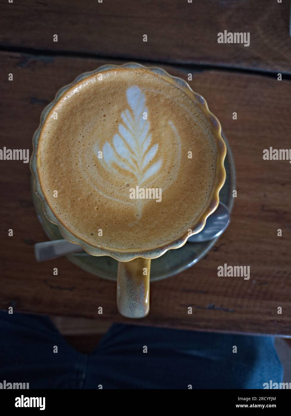 Draufsicht einer Tasse Cappucinno Stockfoto