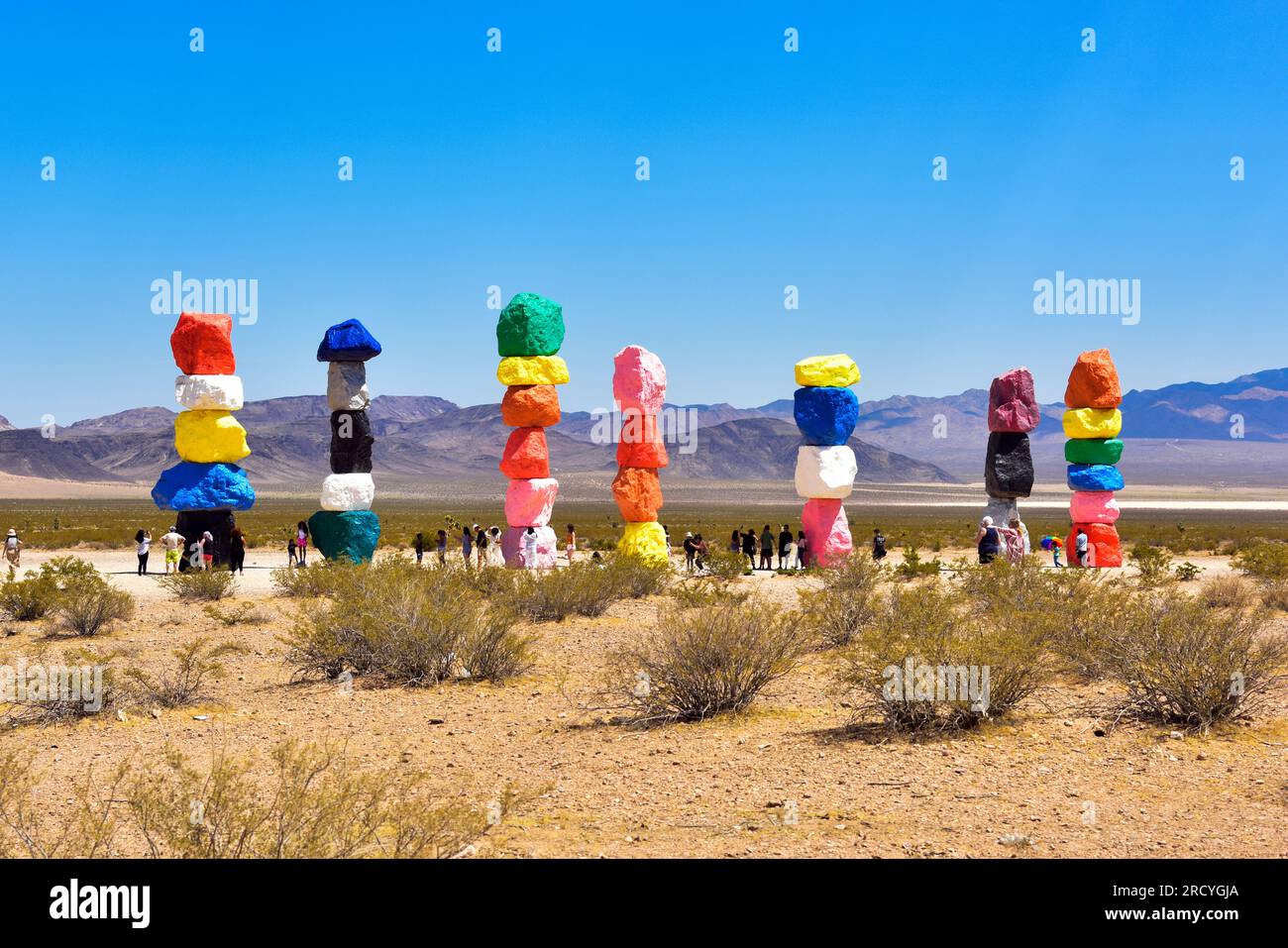 Seven Magic Mountains, eine Kunstinstallation in der Wüste mit 7 bemalten Felssteintotems bis zu 35 m High von Ugo Rondinone. Stockfoto