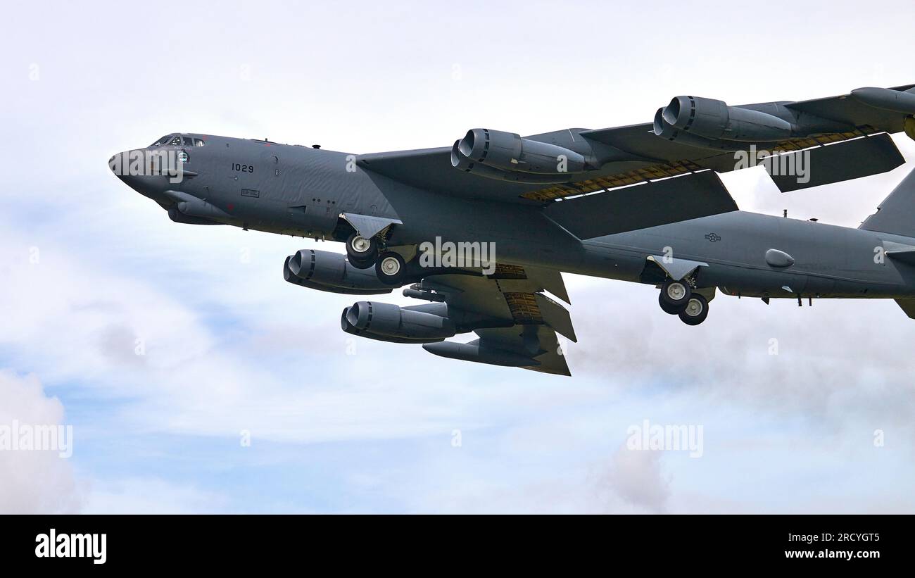 Die massive Boeing B52 Stratofortress startet in Fairford während der RIAT 2023 Airshow Stockfoto