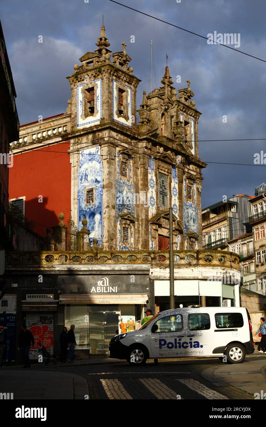 Polizeiauto parkt auf der Straße vor der Kirche Igreja Paroquial de Santo Ildefonso, Porto/Porto, Portugal Stockfoto