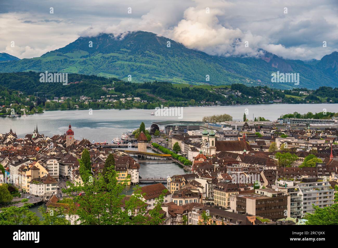 Luzern, Schweiz, Blick auf die Skyline der Stadt von der Kapellbrücke, den Fluss Reuss und den Vierwaldstättersee Stockfoto