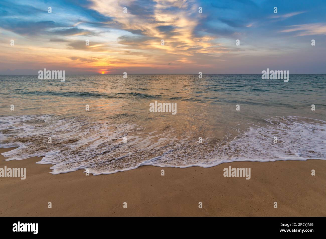 Tropische Inseln Sonnenuntergang Blick auf das blaue Meer Wellen Wasser und weißen Sandstrand, Naturlandschaft in Thailand Stockfoto