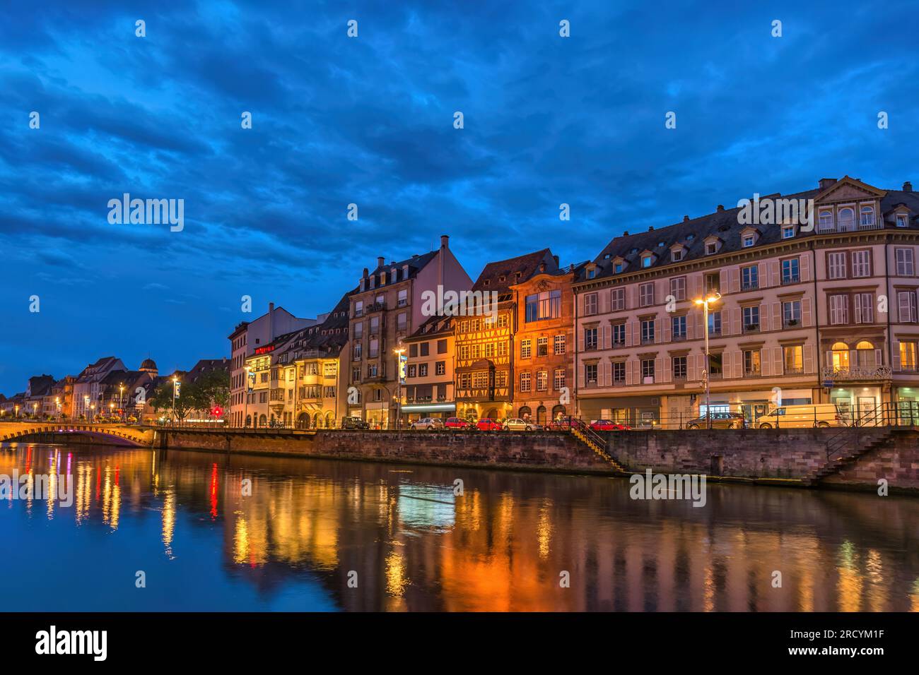 Straßburg Frankreich, farbenfrohe Half Timber House Skyline bei Nacht und Ill River Stockfoto