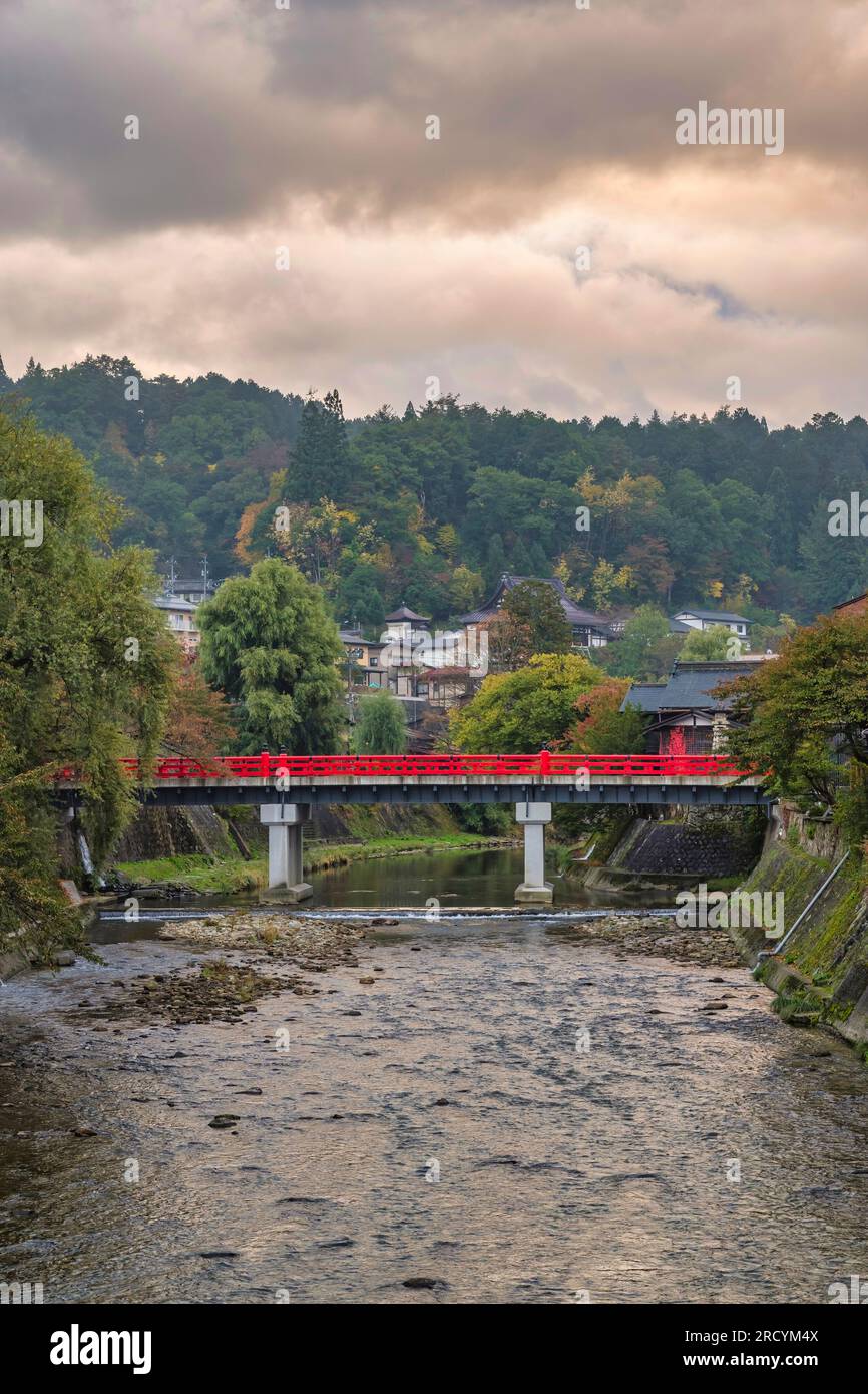 Takayama Japan, Herbstlandschaft Laub an roten Nakabashi Brücke und Miyakawa Fluss Stockfoto